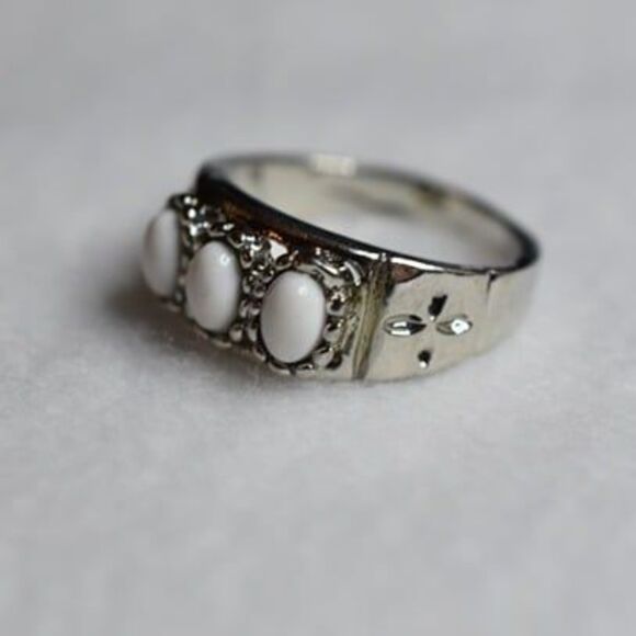 Sleek Southwestern White Stone Silver Tone Size 7 Casual Chic Size 7 Ring - Picture 3 of 3